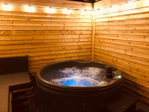 Karstais baseins, Luxury Barn & Hot Tub at Escape to the Stables in Llandyrnog