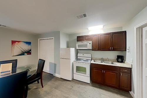 Lotus on Little River - Central Locale Near Beach Duplex - image 4