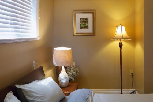 Lovely J Home -Stunning river view cozy two bedroom private suite