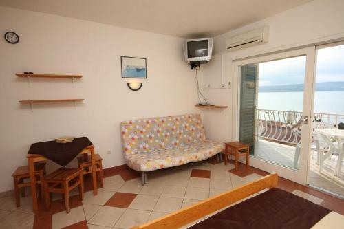 Apartments with a parking space Duce, Omis - 7532