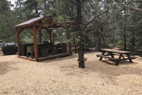 Live Simply Cabin, Walking distance to East Zion trails