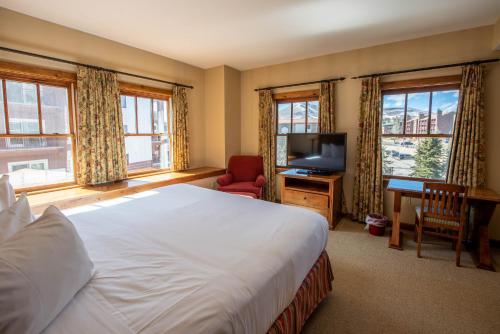 Spacious 3 Bedroom Condo with Balcony in Mountaineer Square condo - image 6