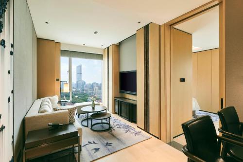 315453285 Kempinski Residences Guangzhou - Free shuttle between hotel and Exhibition Center during Canton Fair & Exhibitor registration Counter