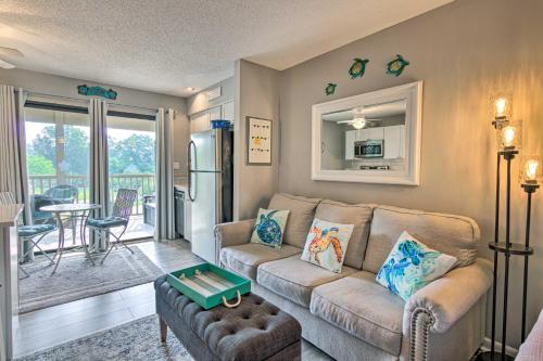 Modern Studio with Balcony about 1 Mi to Lake Lure! in Lake Lure, USA