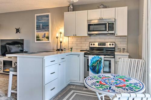 Modern Studio with Balcony about 1 Mi to Lake Lure! in Lake Lure, USA