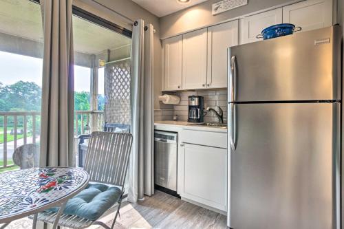 Modern Studio with Balcony about 1 Mi to Lake Lure! in Lake Lure, USA