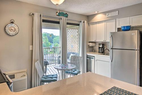 Modern Studio with Balcony about 1 Mi to Lake Lure! in Lake Lure, USA