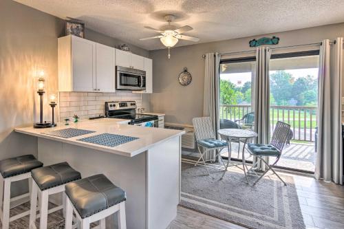 Modern Studio with Balcony about 1 Mi to Lake Lure! in Lake Lure, USA