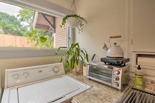 Apt with Hot Tub Access Walk to Hood River! - image 2