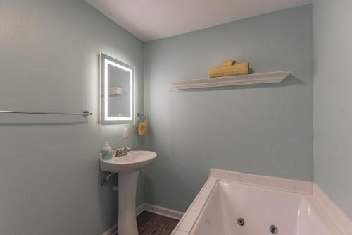 Quiet and Comfy Studio Apartment In South Bend Minutes From Notre Dame! Pet Friendly! apts - image 8