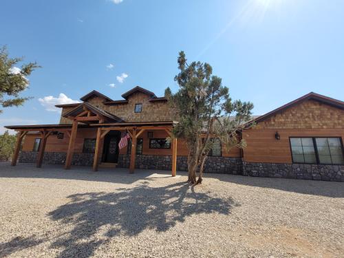 East Zion Mesa Retreat- Luxury, Hot Tub, Resort Amenities