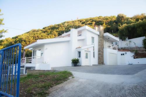 2 bedrooms, 3 beds