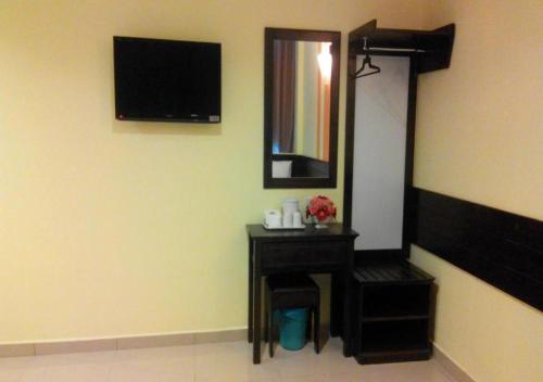 2 double beds, 1 twin bed