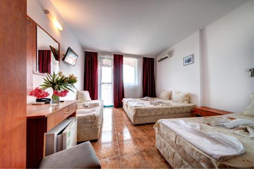 Classic Quadruple Room image 2
