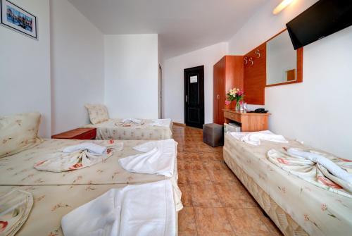 Classic Quadruple Room image 1