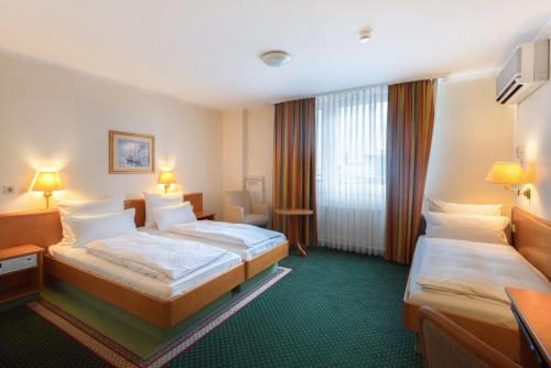 2 twin beds, 1 sofa bed