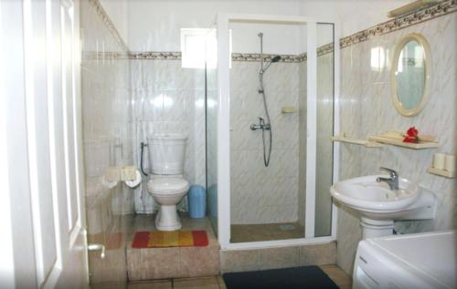 Bathroom, Villa accueillante a Colonzelle avec piscine privee in Colonzelle