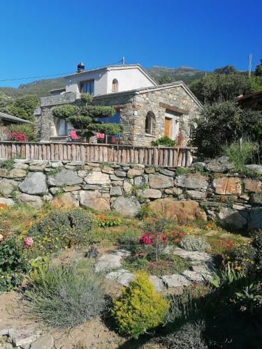 Coin de paradis vue dominante sur mer, montagne et tour génoise avec jacuzzi