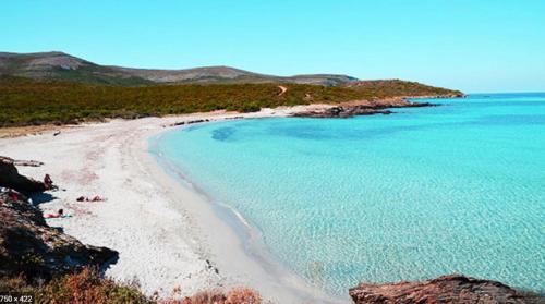 Coin de paradis vue dominante sur mer, montagne et tour génoise avec jacuzzi