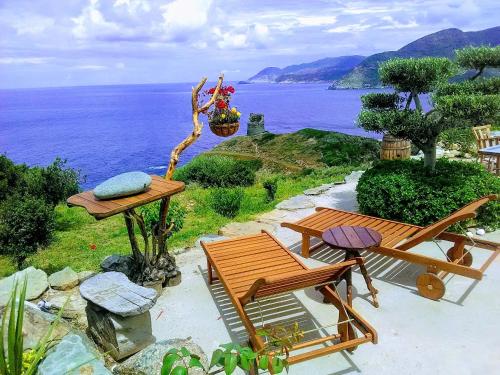 Coin de paradis vue dominante sur mer, montagne et tour génoise avec jacuzzi