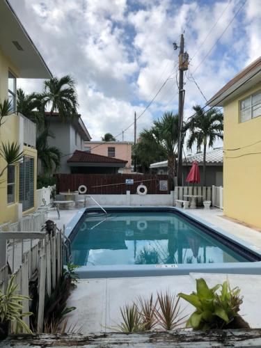 Swimming pool, Dee Jay Beach Resort in Lauderdale-by-the-Sea