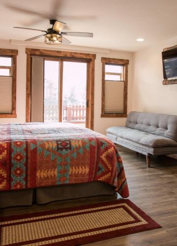 1 king bed, 1 sofa bed