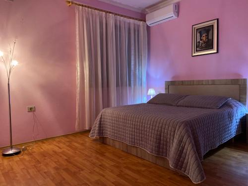 Cheerful residential home with free parking & WiFi