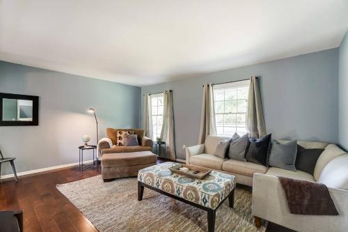 Newly Listed! Charming Home - image 6