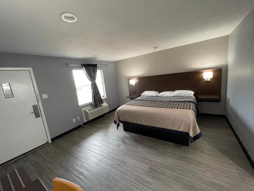 Ridge Motel - image 7