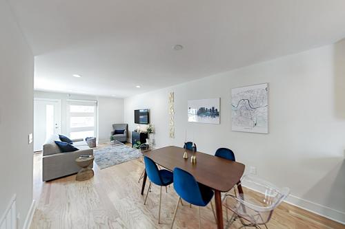 Watkins Park 23 - All-New Townhome Central Locale townhouse - main image