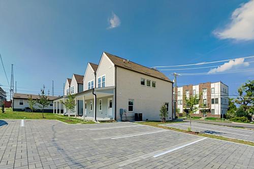 Watkins Park 23 - All-New Townhome Central Locale townhouse - image 2