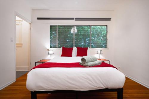 Stay Gia - Sleek Mid Century 3 Bedroom Home - In Hollywood