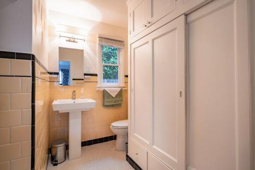 Stay Gia - Spacious 2 Bedroom Home - In Hollywood - image 5