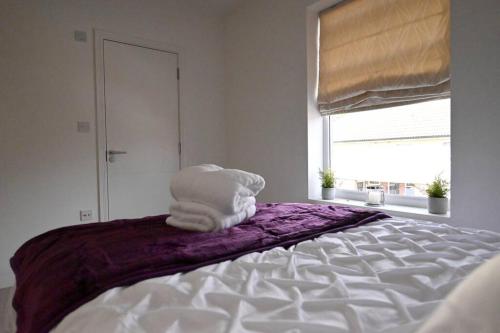 Heart of Ipswich - Modern Six Bedroom Home