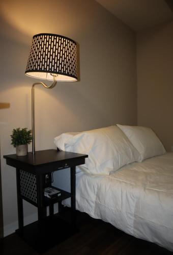 Luxury Redwood City Apartment - Cars Available - main image