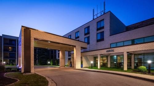 Best Western East Towne Suites - image 11