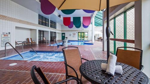Best Western East Towne Suites - image 9