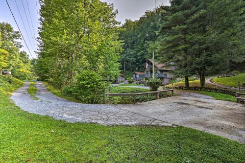 The Chalet Retreat Cabin Across from Creek!