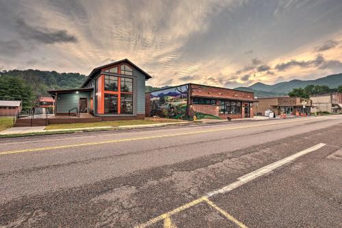 Airy Studio - Walk to Trail Center! - image 3