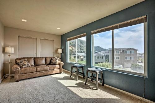 Gold Beach Townhome with Ocean Views and Sunroom! - image 7