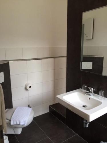 Bathroom, Hotel Lekker in Neumagen-Dhron