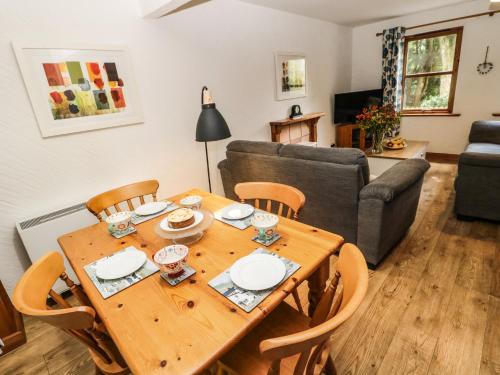 Gardener's Cottage Duns - image 10