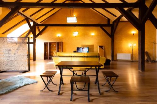 The Attic - Large Open-Space in the Old Town of Brasov, minutes away from The Black Church, Braszów (zdjęcie 4)