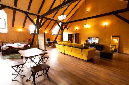 The Attic - Large Open-Space in the Old Town of Brasov, minutes away from The Black Church, Braszów (zdjęcie 5)