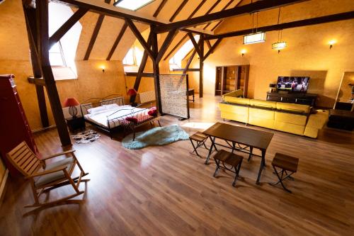 The Attic - Large Open-Space in the Old Town of Brasov, minutes away from The Black Church, Braszów (zdjęcie 8)