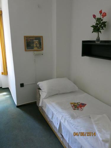 Guestroom, Dominik Panzio in 14. Zugló