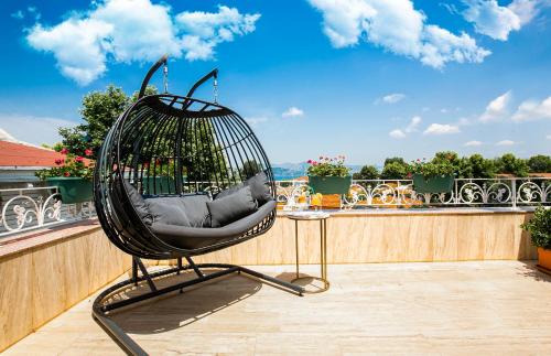 ระเบียง/ชานเรือน, โรงแรมแอสค็อต บูยูกาดา (Ascot Hotel Buyukada) in บูยูกาดา