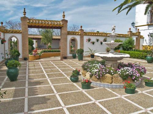  Cortijo Hacienda Nueva in Lora del Río