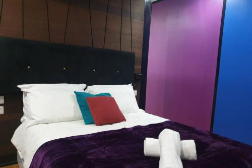 NEW BUILD 1Bed Studio Serviced Apartment WhiteChapel London Perfect for Solo & Coupled Guests PS4 & 