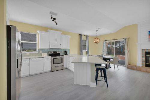 Heated Pool Pet friendly Home - image 10
